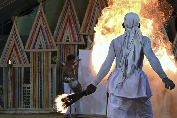 Un bailarín tradicional actúa durante el ritual Gam Madu para exorcizar a los espíritus malignos y poner fin a la pandemia del coronavirus COVID-19 en Sri Lanka. - Sputnik Mundo