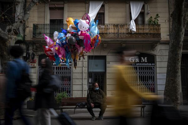 Un vendedor de globos en una calle de Barcelona (​​España). - Sputnik Mundo