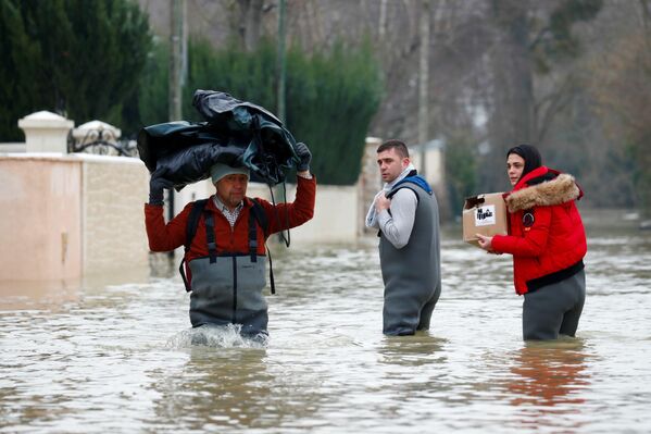 Residentes de la comuna de Esbly (Francia) enfrentan las consecuencias de la inundación del río Marne. - Sputnik Mundo