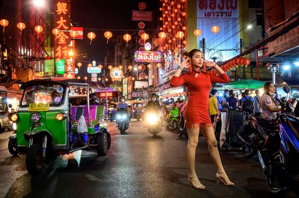 Una muchacha posa para una foto en el barrio chino de Bangkok (Tailandia), decorado para la celebración del Año Nuevo Lunar. - Sputnik Mundo