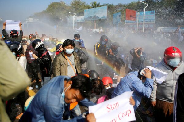 La policía dispara un cañón de agua contra unas personas que se manifiestan en Naipyidó en contra del golpe militar en Birmania. - Sputnik Mundo