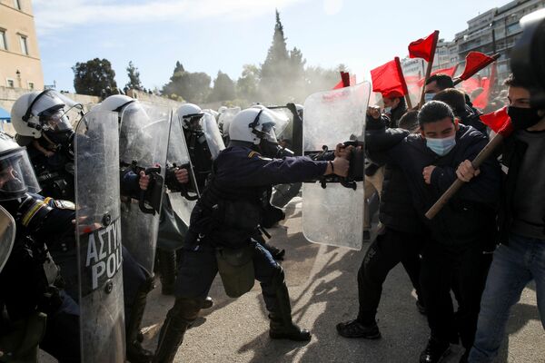 Un enfrentamiento entre la Policía y unos jóvenes durante unas manifestaciones estudiantiles en Atenas (Grecia).  - Sputnik Mundo