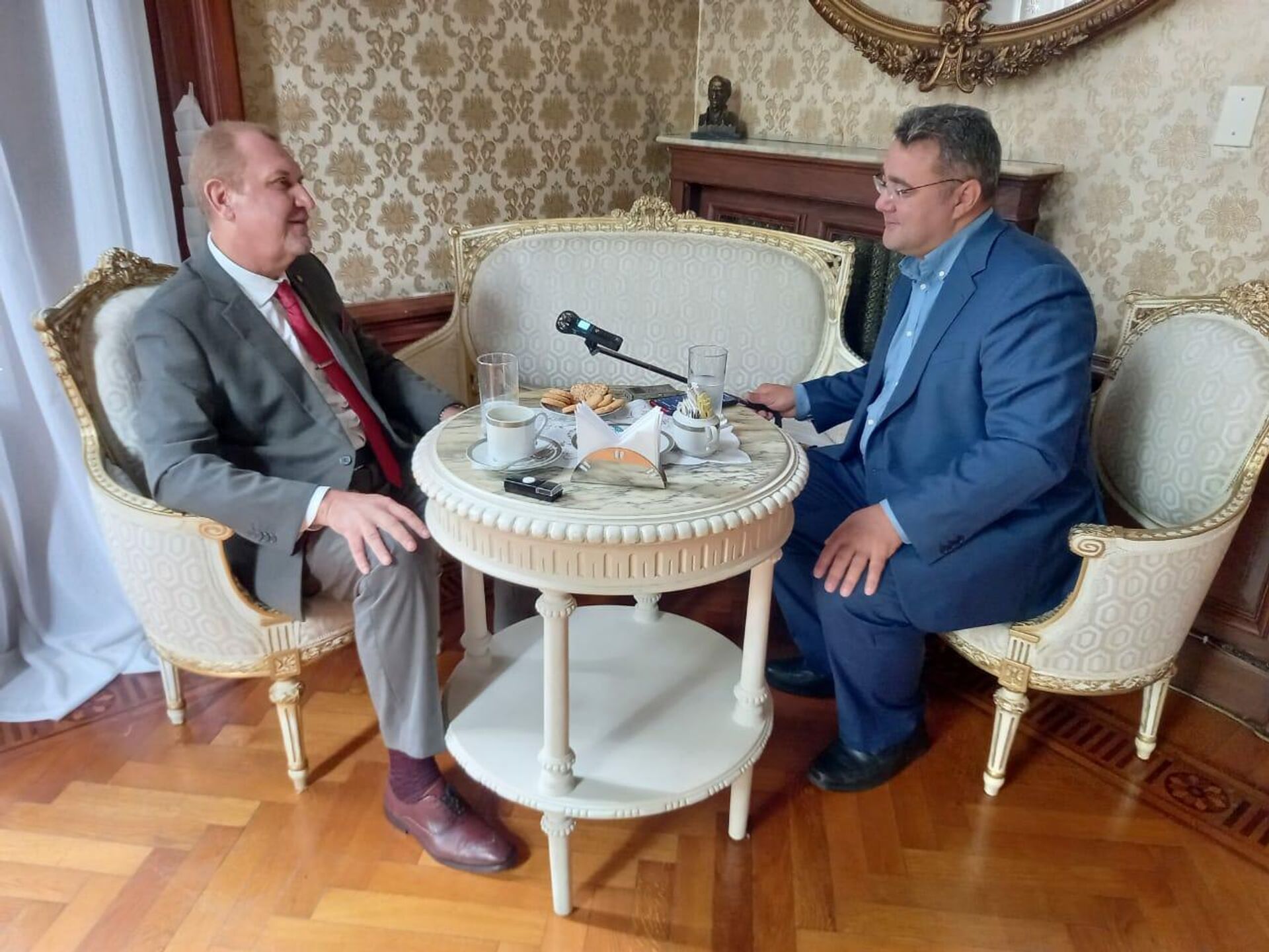 El embajador Andréi Budáev entrevistado por Oleg Vyazmitinov, director del buró regional de Sputnik en Uruguay - Sputnik Mundo, 1920, 12.02.2021