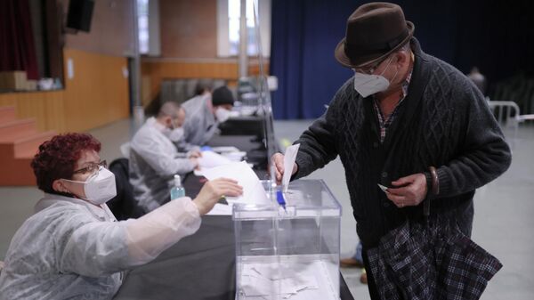 Un señor emite su voto en las elecciones parlamentarias en Cataluña, el 14 de febrero - Sputnik Mundo