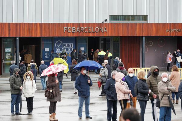 Los catalanes haciendo cola para votar en las elecciones parlamentarias en Barcelona, el 14 de febrero - Sputnik Mundo