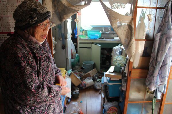Una residente de la ciudad japonesa de Soma, Taeko Naito, a la entrada a su cocina devastada tras el terremoto de magnitud 7,3 del 13 de febrero. - Sputnik Mundo