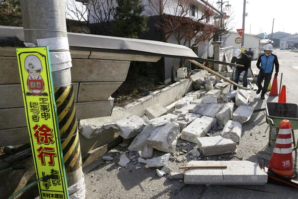 Una pared derrumbada por el terremoto en la prefectura de Fukushima. - Sputnik Mundo