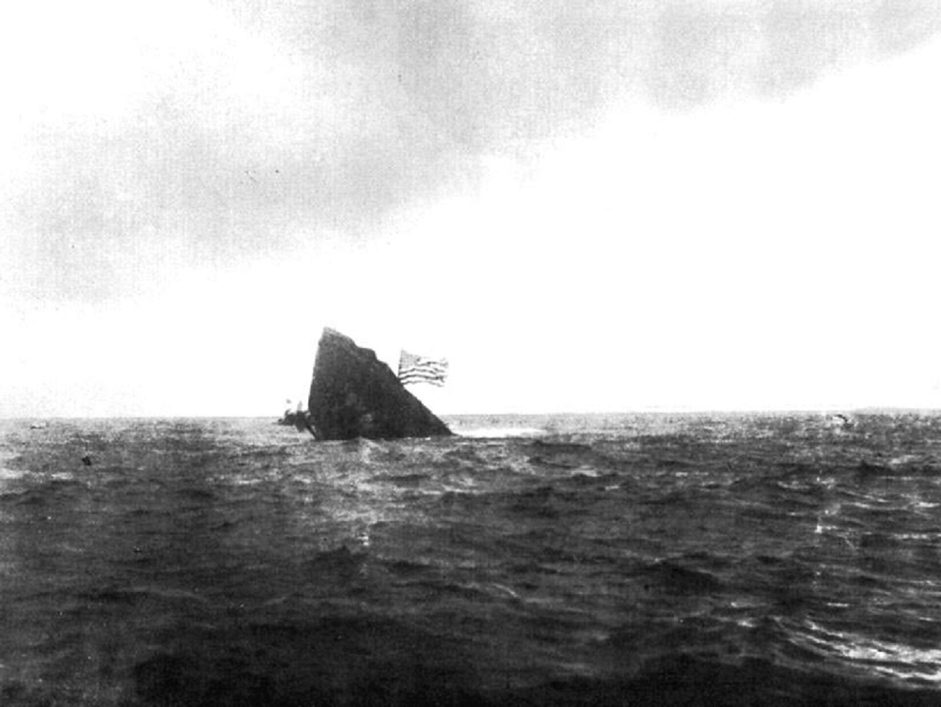 El USS Maine hundiéndose tras ser reflotado y remolcado desde el puerto de La Habana - Sputnik Mundo, 1920, 16.02.2021