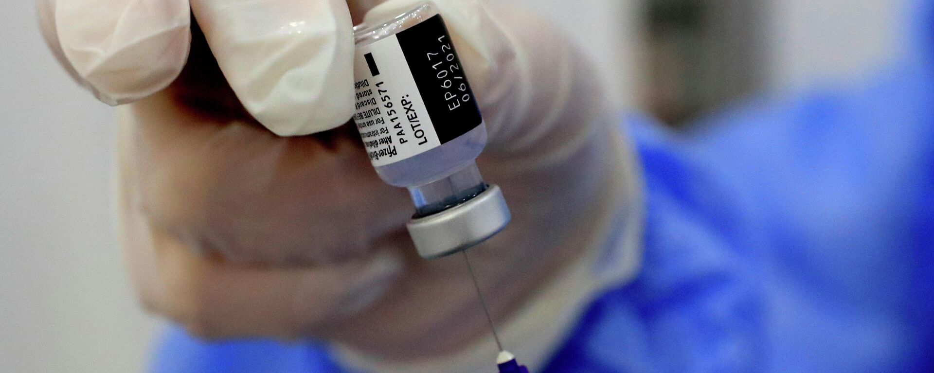 Una enfermera prepara una jeringa de la vacuna contra el coronavirus de Pfizer-BioNTech COVID-19 durante una campaña de vacunación en Beirut, Líbano, 16 de febrero de 2021. - Sputnik Mundo, 1920, 11.03.2021