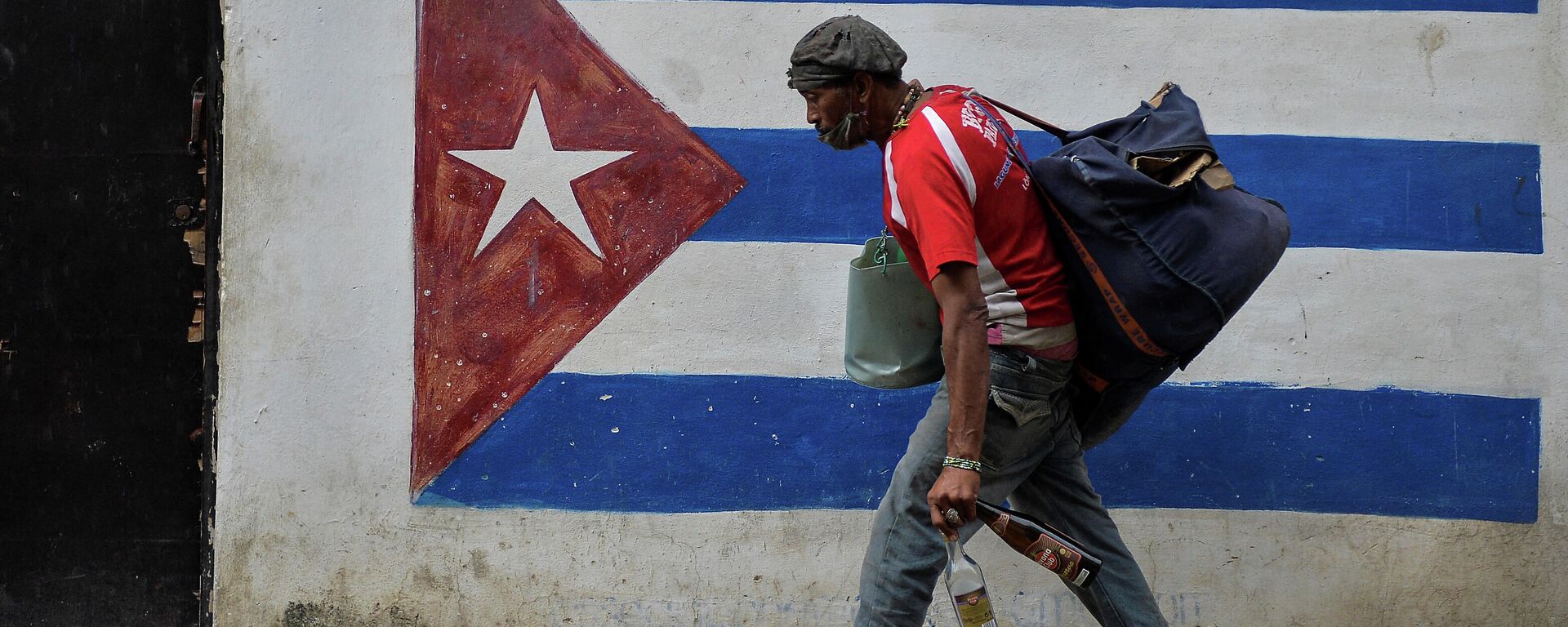 Un hombre caminando en La Habana, Cuba - Sputnik Mundo, 1920, 16.02.2021