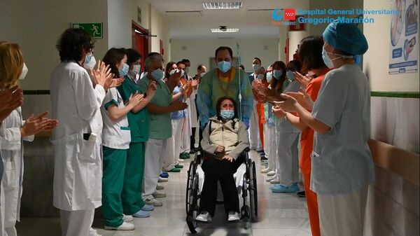 Una paciente sale del hospital después de pasar 315 días ingresada por coronavirus - Sputnik Mundo