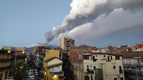Volcán italiano Etna entra en erupción - Sputnik Mundo