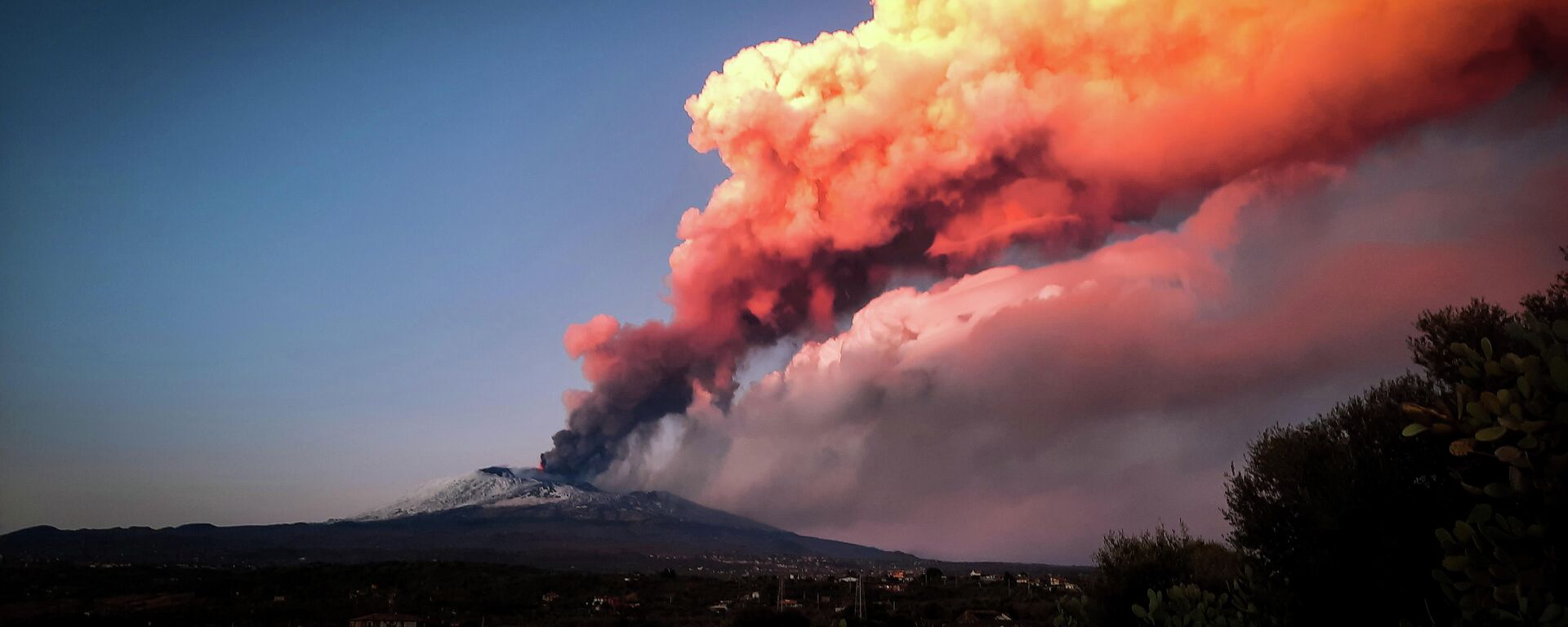 Volcán italiano Etna entra en erupción - Sputnik Mundo, 1920, 17.02.2021