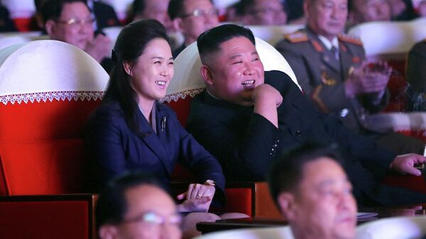 Ri Sol-ju junto a su esposo, Kim Jong-un - Sputnik Mundo