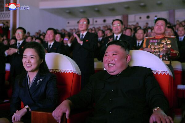 Ri Sol-ju y su esposo, el líder supremo norcoreano Kim Jong-un - Sputnik Mundo