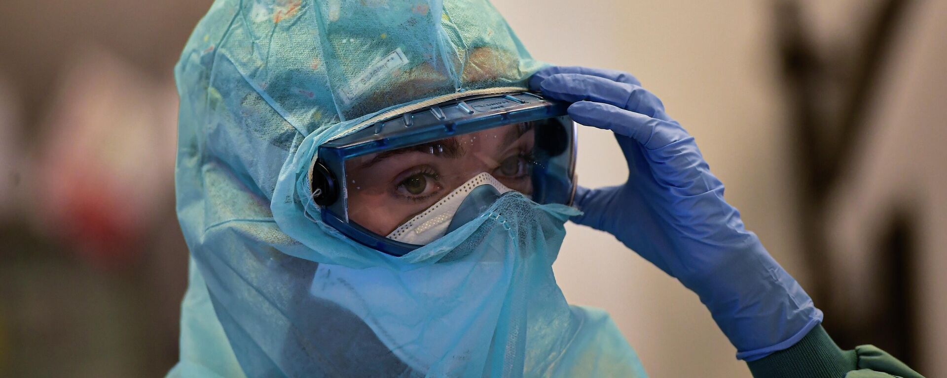 Un miembro del equipo médico trata a un paciente con coronavirus en la Clínica Universitaria, en Pamplona, ​​en el norte de España, el martes 2 de febrero de 2021. - Sputnik Mundo, 1920, 14.07.2021