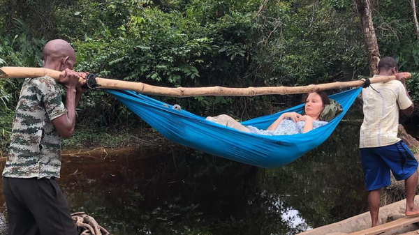 La actriz Ashley Judd en la selva congoleña - Sputnik Mundo