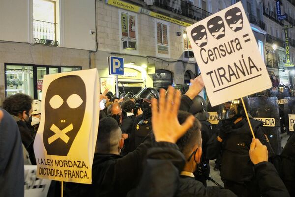 Manifestantes en la Puerta del Sol en apoyo a Pablo Hasél - Sputnik Mundo