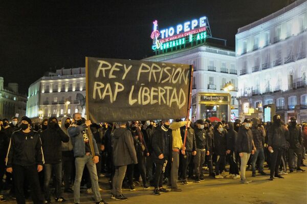 Manifestantes en la Puerta del Sol en apoyo a Pablo Hasél - Sputnik Mundo