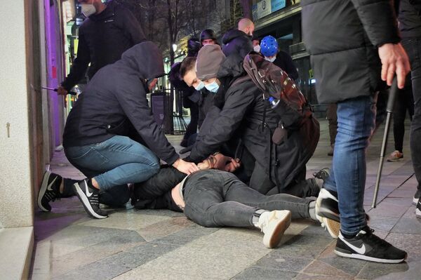 La policía detiene a un manifestante de Madrid en apoyo a Pablo Hasél - Sputnik Mundo