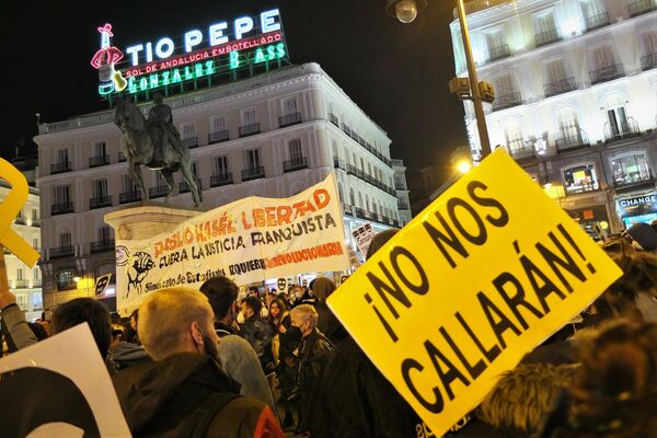 Pancartas en la Puerta del Sol en apoyo a Pablo Hasél - Sputnik Mundo