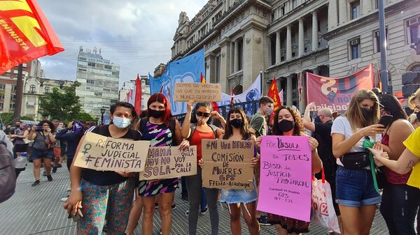 Miles de mujeres reclamaron frente al Palacio de Tribunales para exigir acciones al Estado para frenar los femicidios - Sputnik Mundo