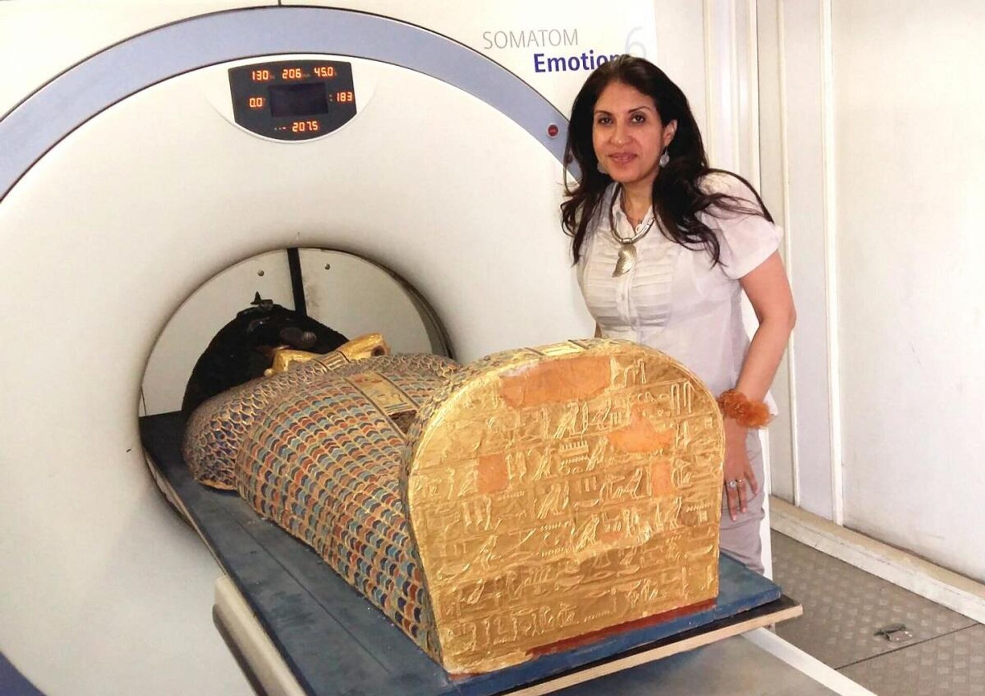 Sahar Saleem, la autora principal del estudio y profesora de radiología de la Universidad de El Cairo, con la momia del faraón Seqenenra Taa II - Sputnik Mundo, 1920, 18.02.2021
