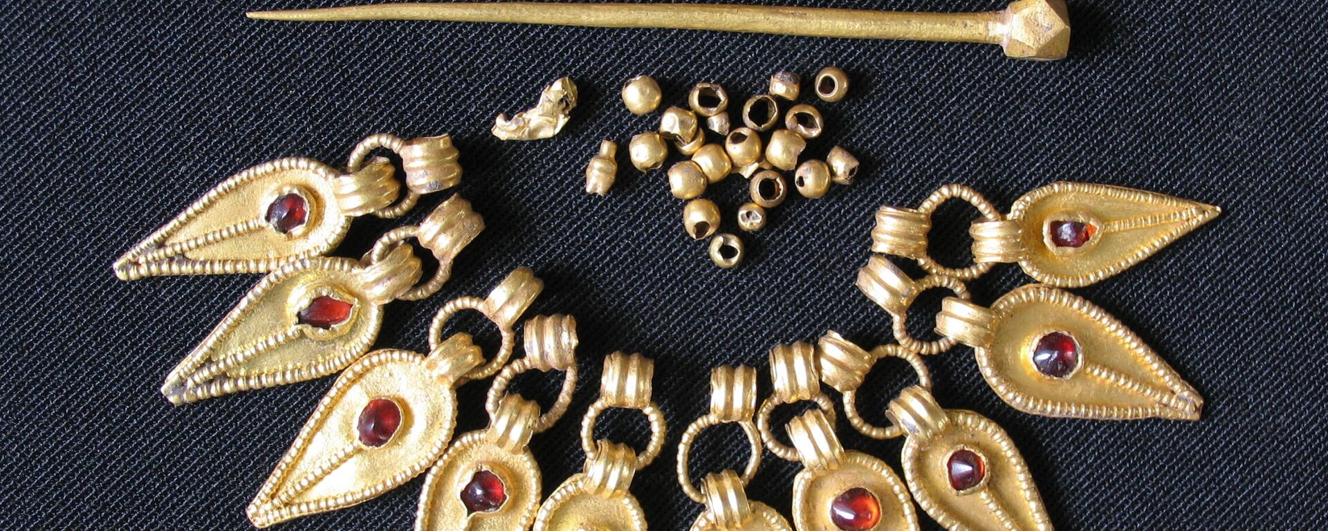 Fotografía de las piezas de un collar y par de agujas procedentes de la sepultura - Sputnik Mundo, 1920, 18.02.2021