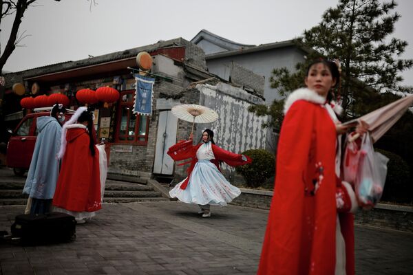 Varias mujeres posan con los tradicionales vestidos hanfu en una zona histórica de Pekín mientras China celebra el Año Nuevo Lunar del Buey. - Sputnik Mundo