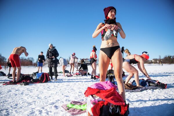 Los amantes de la natación invernal se preparan para nadar en las aguas heladas del mar Báltico en Gdansk, Polonia, con motivo del día de San Valentín. - Sputnik Mundo