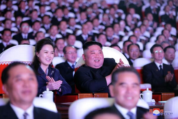 El líder norcoreano Kim Jong Un y su esposa Ri Sol Ju observan un espectáculo que conmemora el Día de la Estrella Brillante, el aniversario del nacimiento del difunto líder Kim Jong Il en el Teatro de Arte Mansudae en Piongyang, Corea del Norte. - Sputnik Mundo