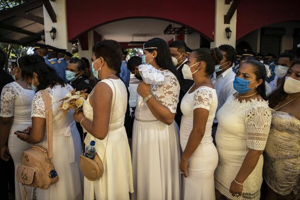 Varias novias hacen fila para casarse en una boda comunitaria en el Parque Paseo Xolotlán de Managua, Nicaragua. Unas 400 parejas se casaron en esta ceremonia gratuita organizada por la Corte Suprema y una estación de radio sandinista en el Día de San Valentín. - Sputnik Mundo