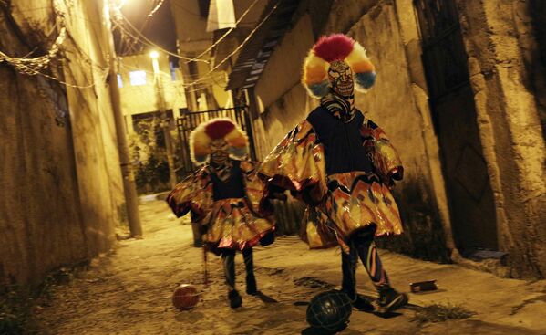 Dos personas disfrazadas durante una tradicional fiesta de carnaval en un suburbio en Río de Janeiro, Brasil. A pesar de que las celebraciones por el carnaval fueron canceladas debido a la pandemia, algunas personas buscaron la forma de celebrarlo a su manera. - Sputnik Mundo