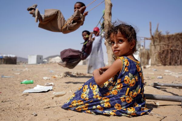 Varios niños juegan en un campamento de refugiados en Marib, Yemen. - Sputnik Mundo