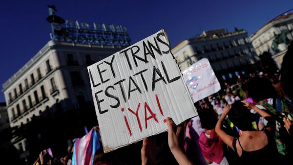 Manifestaciones por los derechos de las personas trans en Madrid, España - Sputnik Mundo