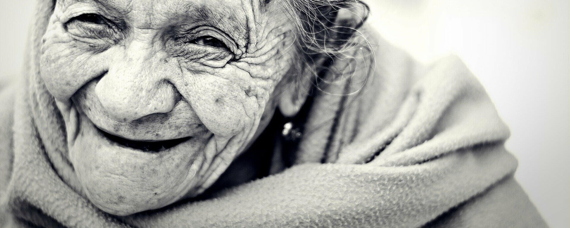 Una anciana sonríe - Sputnik Mundo, 1920, 20.02.2021