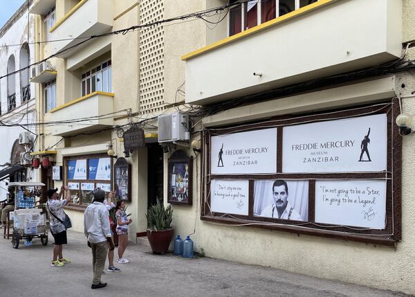 Un grupo de turistas frente a la casa-museo del líder del grupo musical Queen, Freddie Mercury, nacido en Zanzíbar en 1946. - Sputnik Mundo