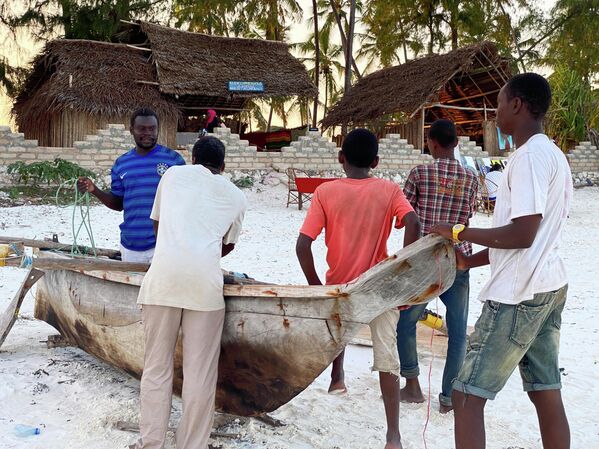 Vecinos de un pueblo pesquero en Zanzíbar. - Sputnik Mundo