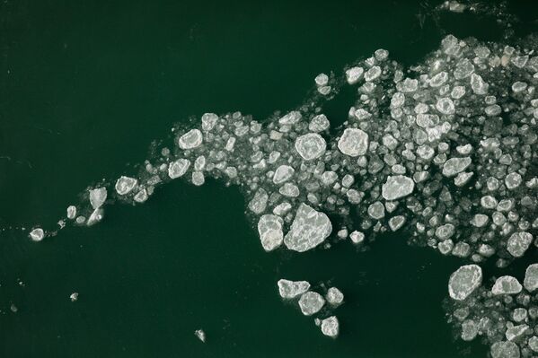Unos fragmentos de hielo formados al pie de las cataratas Estadounidenses debido a bajas temperaturas en la ciudad de Niagara Falls, Nueva York, EEUU. - Sputnik Mundo