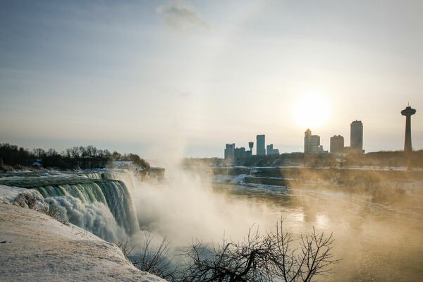 El agua corre alrededor del hielo en las cataratas Estadounidenses debido a las bajas temperaturas en la ciudad de Niagara Falls, Nueva York, EEUU. - Sputnik Mundo