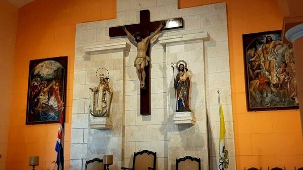 Interior de una iglesia católica en Cuba, los cuadros situados a ambos lados de la cruz corresponden al pintor cubano Mariano Rodríguez - Sputnik Mundo