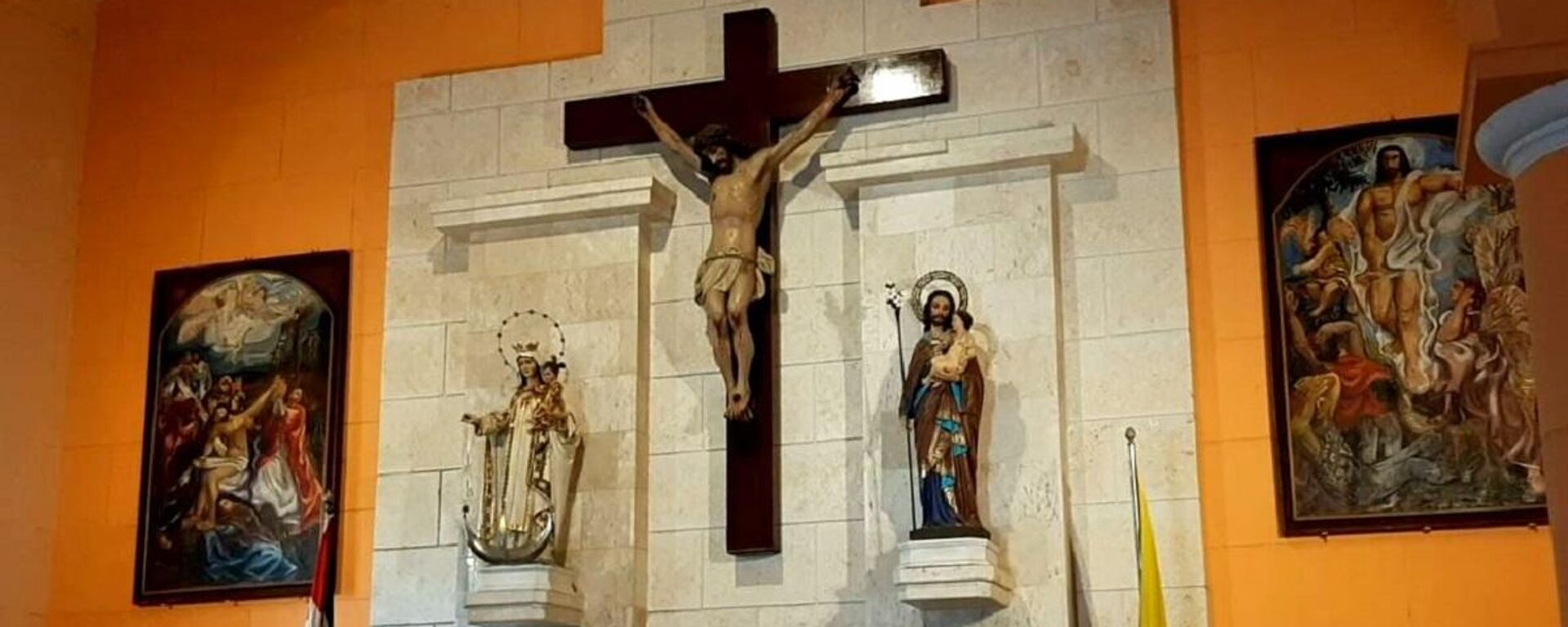 Interior de una iglesia católica en Cuba, los cuadros situados a ambos lados de la cruz corresponden al pintor cubano Mariano Rodríguez - Sputnik Mundo, 1920, 22.02.2021