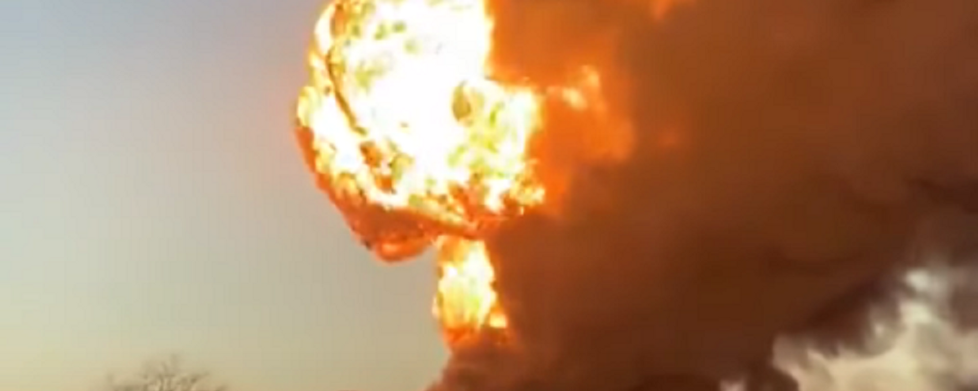 Gran explosión y encendió al colisionar un tren con combustible y un camión en EEUU - Sputnik Mundo, 1920, 23.02.2021