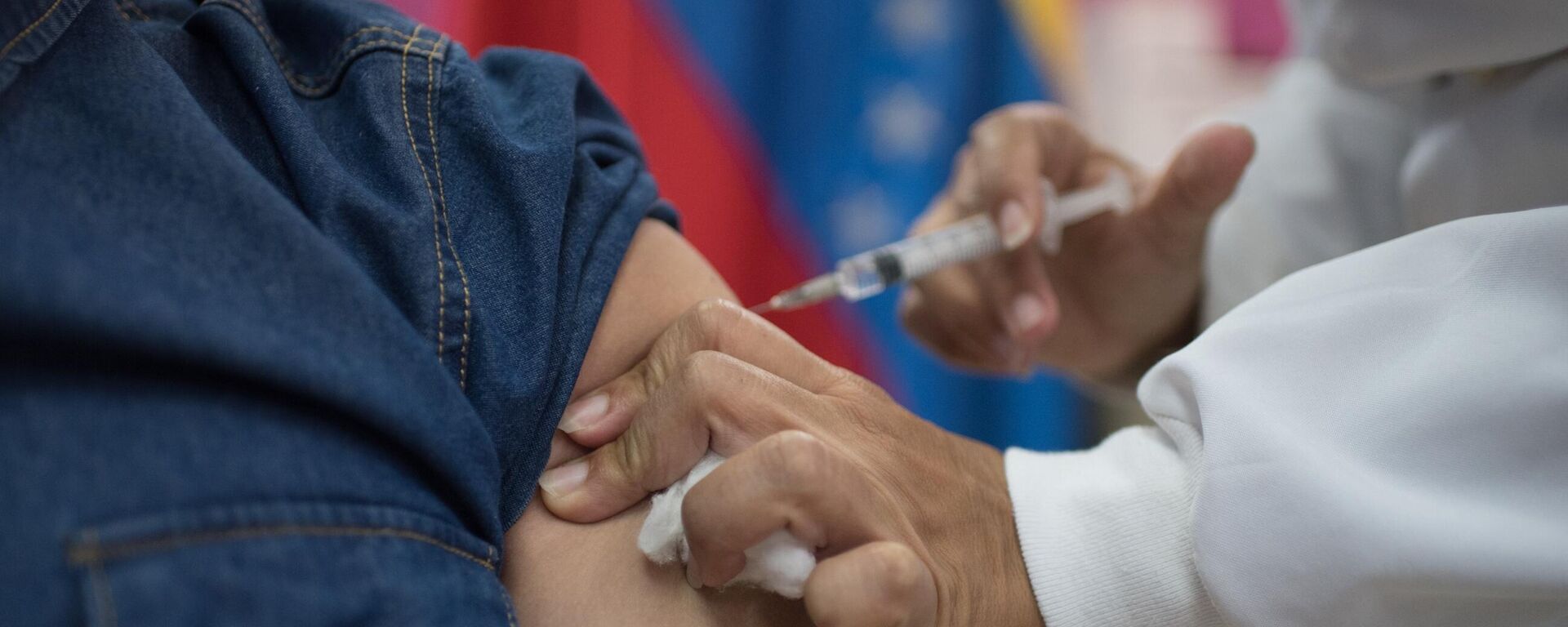 Un trabajador de la salud de Venezuela inyecta una dosis de Sputnik V a un paciente en Caracas, Venezuela - Sputnik Mundo, 1920, 23.02.2021