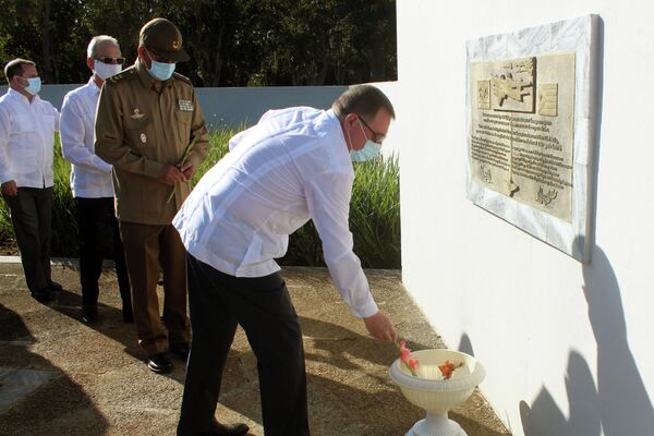Embajador ruso en Cuba, Andrei Guskov, deposita flores en el Mausoleo al Soldado Desconocido Soviético en Cuba - Sputnik Mundo