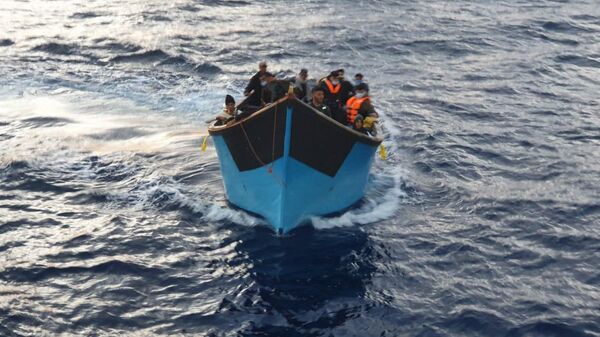 Inmigrantes llegando en patera a las Islas Canarias (archivo) - Sputnik Mundo