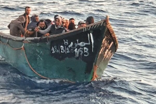 Inmigrantes llegando en patera a las Islas Canarias - Sputnik Mundo