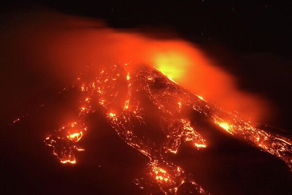 El volcán Etna, que tiene alrededor de 3.300 metros de altura, empieza a escupir lava incandescente. - Sputnik Mundo