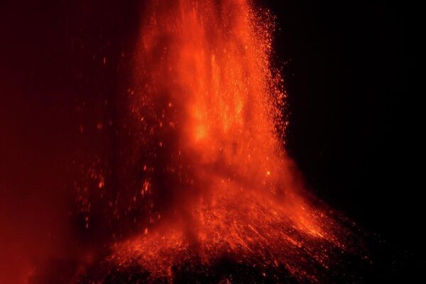 El volcán más activo de Europa, el Etna, continúa en erupción emitiendo lava al rojo vivo. Las cenizas volcánicas cubrieron varias regiones de Catania, capital administrativa de la región de Sicilia. - Sputnik Mundo