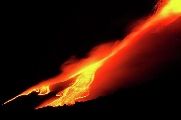 El volcán más activo de Europa, el Etna, continúa en erupción escupiendo su lava incandescente.  - Sputnik Mundo